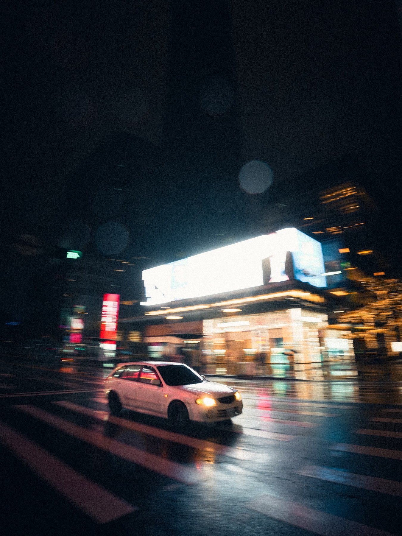 This is how Taipei moves after dark · 1