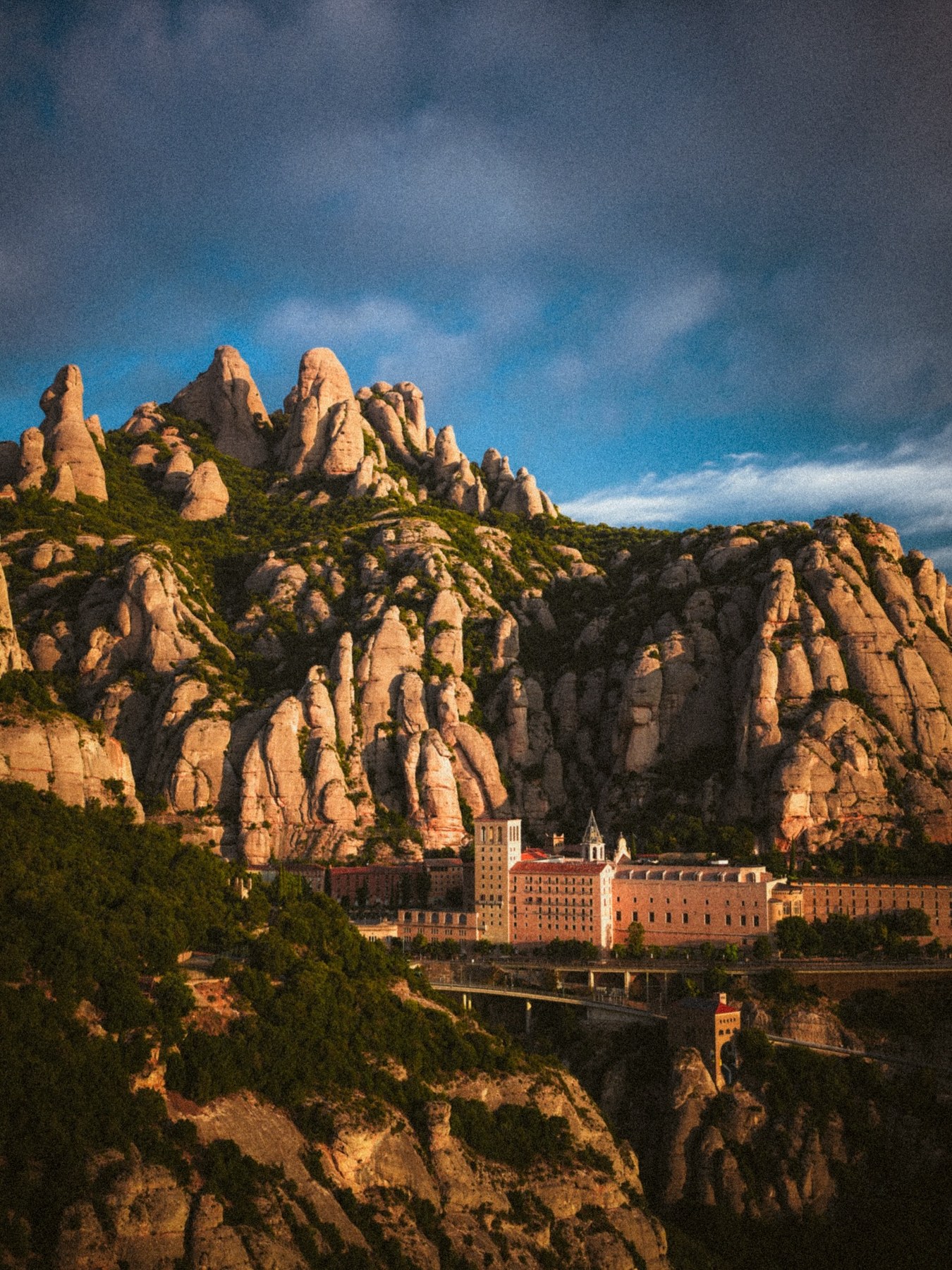 📍Montserrat ⛰️ · 1
