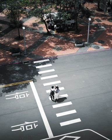 「跟我回去十八歲，躲到政大法學院樓下，不要被命運找到。」 · 1